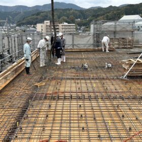 サムネイル : 祝✨（仮称）須崎市緑町マンション新築工事✨最上階上棟です✨
